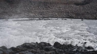 Dettifoss, İzlanda 'nın en büyük şelalesi. Batı tarafından görülen muhteşem dev şelale. Jkulsrgljfur Kanyonu. Muazzam miktarda su, doğa güçleri, dünyanın harikaları..
