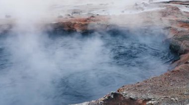 Hver, İzlanda 'da fokurdayan gri çamur birikintileri. Jeotermal alan, güçlü sülfür kokusu. Zehirli gazlar ve dengesiz zemin. Isı suyun buharlaşmasına ve çamura karışmasına neden olur..