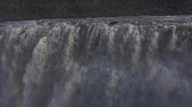 Dettifoss, İzlanda 'nın en büyük şelalesi. Batı tarafından görülen muhteşem dev şelale. Jkulsrgljfur Kanyonu. Muazzam miktarda su, doğa güçleri, dünyanın harikaları..