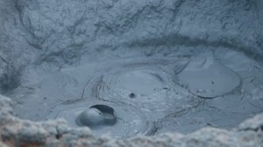 Hver, İzlanda 'da fokurdayan gri çamur birikintileri. Jeotermal alan, güçlü sülfür kokusu. Zehirli gazlar ve dengesiz zemin. Isı suyun buharlaşmasına ve çamura karışmasına neden olur..