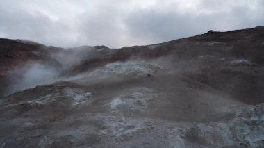 Nmafjall Hver, İzlanda 'da Fumaroles. Yerden gelen sıcak volkanik gazlar ve buharlar. Volkanik aktivite, sülfür bileşikleri. Jeotermal buhar ve kaynayan kaynaklar. Hidrojen sülfat ve ısı kokusu..