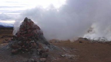 Nmafjall Hver, İzlanda 'da Fumaroles. Yerden gelen sıcak volkanik gazlar ve buharlar. Volkanik aktivite, sülfür bileşikleri. Jeotermal buhar ve kaynayan kaynaklar. Hidrojen sülfat ve ısı kokusu..