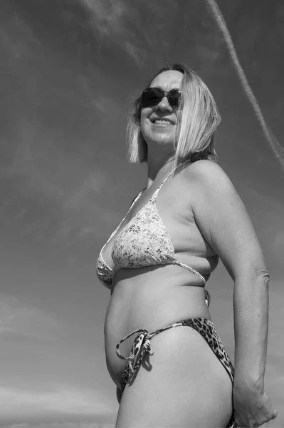 Retrato Una Mujer Bikini Contra Cielo — Foto de Stock