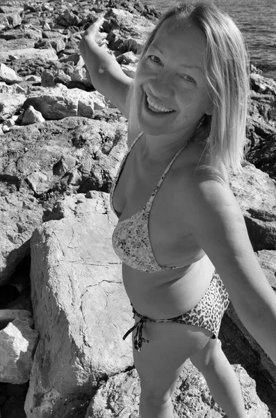 Радостная Женщина Бикини Галечном Пляже — стоковое фото