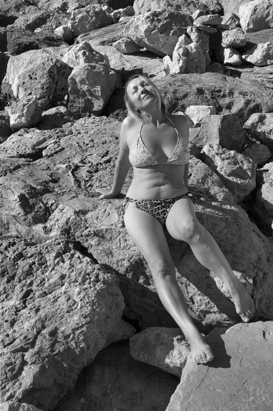Зрелая Женщина Бикини Скалистом Пляже — стоковое фото