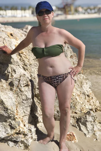 Лето Женщина Солнце Пляж Портрет Зрелой Женщины Бикини Пляже — стоковое фото