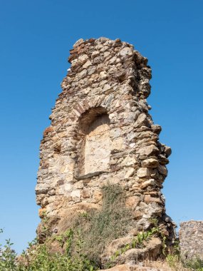 Taştan yapılmış antik bir binanın parçası. Günümüz Türkiye 'sinde Bizans' ın Naula kenti