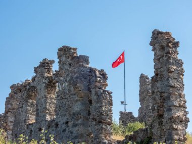 Türkiye bayrağı, bugün Türkiye 'nin Naula kentinin kalıntılarında, mavi gökyüzünün arka planında
