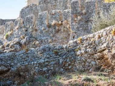 Güneşli bir günde Türkiye 'deki Alanya kalesinin antik taş duvarlarıyla kaplanmış.