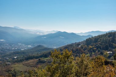 Atmosferik sis sırasında yeşil dağların ve vadinin yüksek görüş açısı. Sonbaharda Akdeniz 'de renk değiştirmek