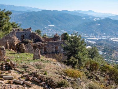 Güneşli bir günde Akdeniz 'deki Taurus Dağları' nın yamacında yer alan antik Syedra kentinin kalıntıları