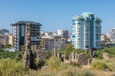 ALanya, Turkey - 27 Ekim 2022. Eski Bizans şehri Naula 'nın kalıntıları. Mahmutlar bölgesinde yeni yerleşim yerleri var.