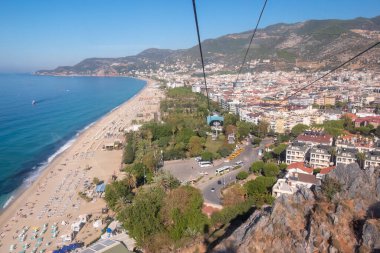 Alanya, Türkiye - 3 Kasım 2022. Şehir merkezi ve Kleopatra plajı, kabin manzaralı.