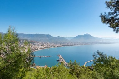 Alanya, Türkiye - 3 Kasım 2022. Güneşli bir günde Alanya Kalesi 'nden Taurus Dağları' na ve Akdeniz kıyılarına manzara