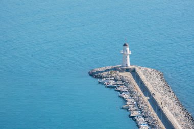 Alanya, Türkiye - 3 Kasım 2022. Güneşli bir günde Alanya Kalesi 'nden Sahil Koyu' na ve Alanya Deniz Feneri 'ne manzara