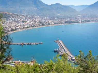 Alanya, Türkiye - 3 Kasım 2022. Güneşli bir günde Alanya kalesinden deniz koyuna ve şehir merkezine manzara