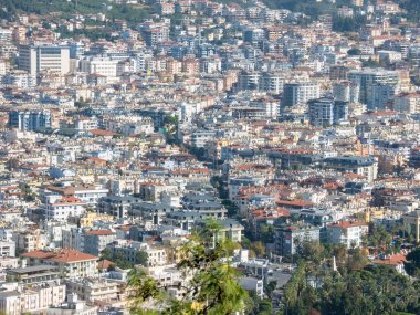 Alanya, Türkiye - 3 Kasım 2022. Şehir merkezi, güneşli bir günde kabin manzaralı.