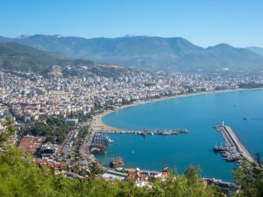 Alanya, Türkiye - 3 Kasım 2022. Güneşli bir günde Alanya kalesinden deniz koyuna ve şehir merkezine manzara