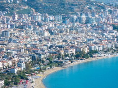 Alanya, Türkiye - 3 Kasım 2022. Güneşli bir günde Alanya kalesinden şehir merkezine ve sahile manzara