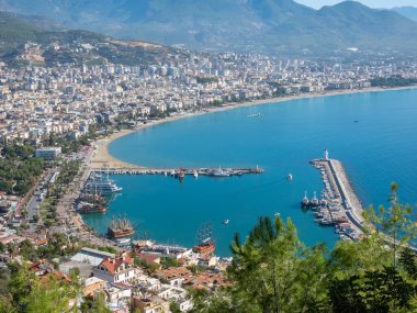 Alanya, Türkiye - 3 Kasım 2022. Güneşli bir günde Alanya kalesinden deniz koyuna ve şehir merkezine manzara