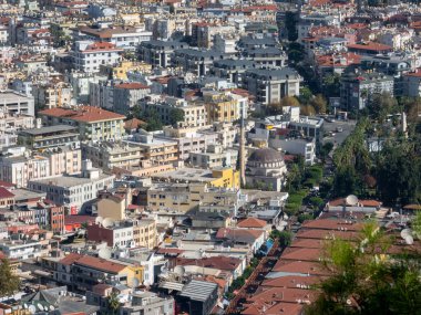 Alanya, Türkiye - 3 Kasım 2022. Şehir merkezi, eski kalenin yüksekliğinden görünüyor.