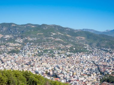 Alanya, Türkiye - 3 Kasım 2022. Güneşli bir günde Alanya kalesinden şehir merkezine ve Taurus dağlarına manzara