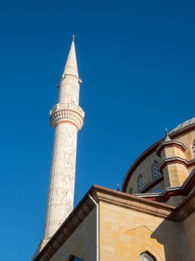 Alanya, Türkiye - 4 Ocak 2023. Fatih Sultan Mehmet Camii 'nin bir parçası açık mavi gökyüzünün arkaplanına karşı sabah güneşinin ışığında inşa ediliyor.
