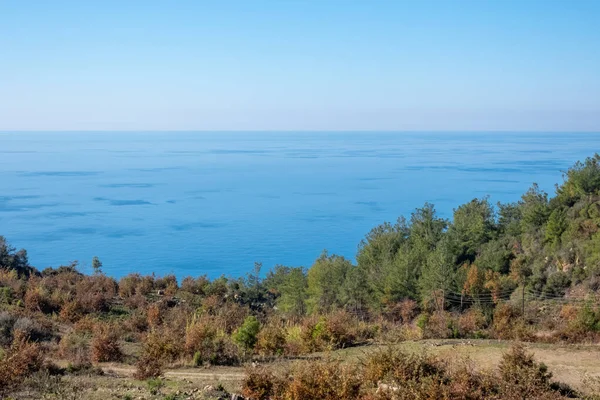 Türkiye 'nin Alanya kenti yakınlarındaki Taurus Dağları' nın yamacından Akdeniz manzarası güneşli bir günde