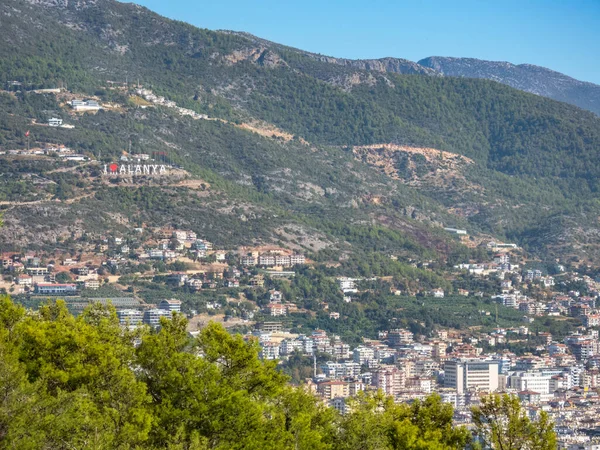 Alanya, Türkiye - 3 Kasım 2022. Güneşli bir günde Alanya kalesinden Taurus Dağları 'na ve gözlem güvertesine bakın.