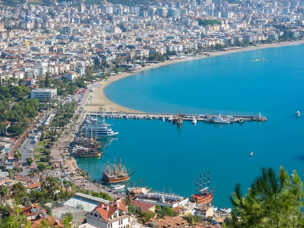 Alanya, Türkiye - 3 Kasım 2022. Güneşli bir günde Alanya kalesinden deniz koyuna ve şehir merkezine manzara