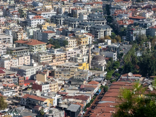 Alanya, Türkiye - 3 Kasım 2022. Şehir merkezi, eski kalenin yüksekliğinden görünüyor.