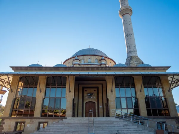 Stock image Alanya, Turkey - Jan 4, 2023. The front facade of the Fatih Sultan Mehmet Mosque against the background of a bright blue morning sky