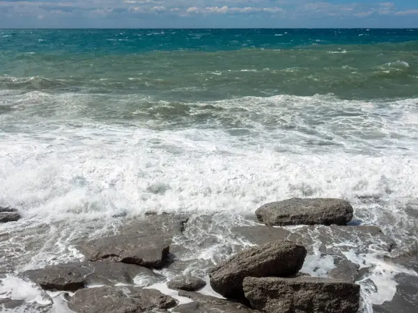 Волны Средиземного Моря Разбивающиеся Скалы Пляже Штормовую Погоду Солнечный День — стоковое фото