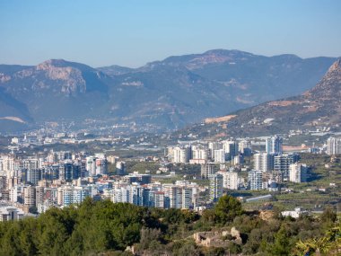 Alanya, Türkiye - 4 Ocak 2023. Eski Bizans şehri Naula 'nın kalıntıları. Mahmutlar bölgesinde yeni yerleşim yerleri var.