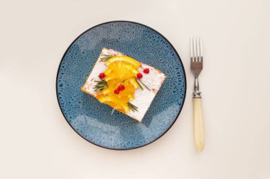 Sonbahar baharatlı balkabağı peynirli kek üstüne krema Şükran Günü için tatlı, karamel soslu bir dilim