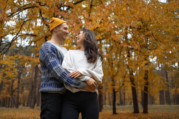 Pár Milenců Běží Podzimním Parkem Mají Nádherné Chvíle Štěstí Radosti — Stock fotografie