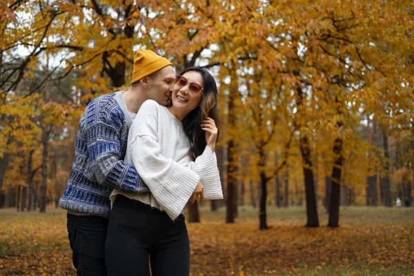 Pár Milenců Běží Podzimním Parkem Mají Nádherné Chvíle Štěstí Radosti — Stock fotografie