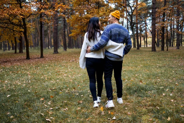 Para Kochanków Biegnie Przez Jesienny Park Przeżywa Wspaniałe Chwile Szczęścia — Zdjęcie stockowe