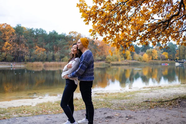 Pár Milovníků Odpočinku Podzimním Parku Jezera Mají Nádherné Chvíle Štěstí — Stock fotografie
