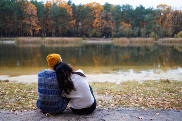 湖の近くの秋の公園でリラックスし 幸せと喜びの素晴らしい瞬間を持っている愛好家のカップル 愛と優しさ ライフスタイルコンセプト — ストック写真