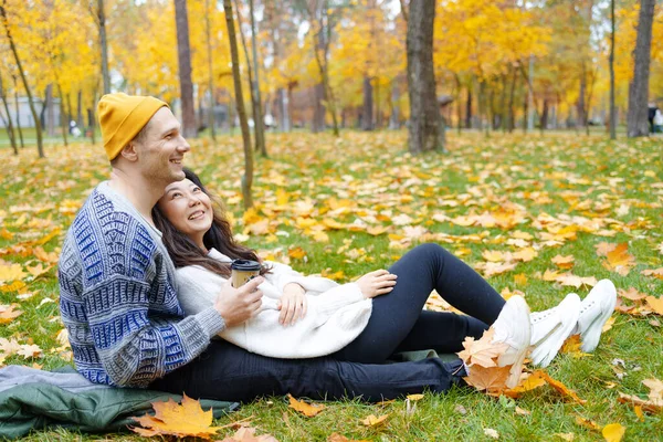 부부는 가을에 즐거운 시간을 보냅니다 유행을 따르는 부부는 가을을 즐긴다 — 스톡 사진