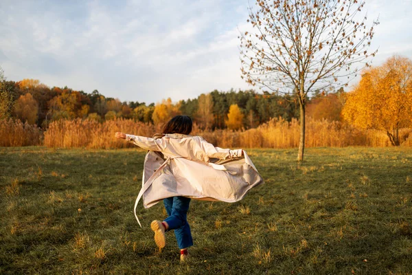 Молода Дівчина Пальто Біжить Листопаді Ліс Вид Спину Дуб Жовтим — стокове фото
