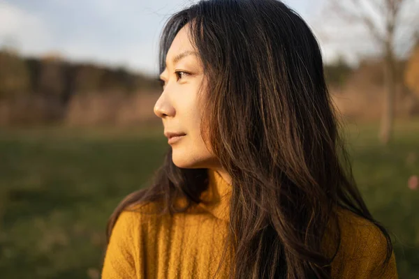 Medelålders Asiatisk Kvinna Tittar Bort Höstskogen — Stockfoto