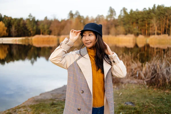 Ensam Asiatisk Kvinna Höstskogen Med Sjö Höstlandskap Lugn Och Resor — Stockfoto