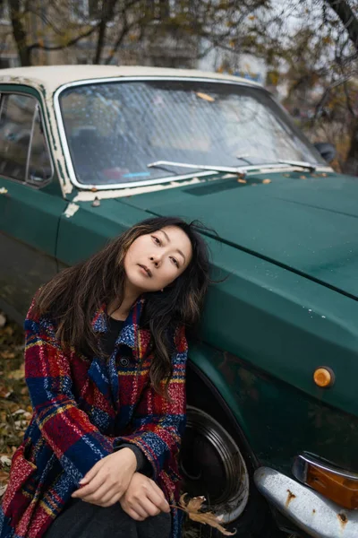 Открытый Крупный План Модного Портрета Молодой Красивой Модной Азиатской Женщины — стоковое фото