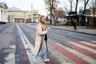 Şehir caddesinde kahve içen şık bir kadın. Sokakta kahve bardağıyla gezen Avrupalı hippi kız. Şehir caddesinde elinde bir fincan kahveyle çok güzel bir genç bayan. Kahve molası. Kahve hazır..