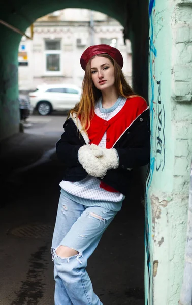 Fransız Giyim Tarzı Sokak Modası Paltolu Kırmızı Bereli Kot Pantolonlu — Stok fotoğraf