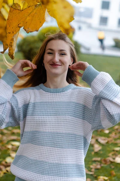 Rudowłosa Młoda Kobieta Swetrze Spaceruje Parku Jesienny Portret Piękności Modnej — Zdjęcie stockowe