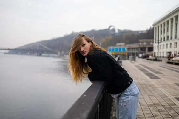 Kızıl Saçlı Kadın Ukrayna Sisli Köprüde Büyük Nehrin Kenarında Poz — Stok fotoğraf