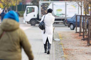 Ukraynalı Kyiv 'de insanlar cadde boyunca yürüyor.